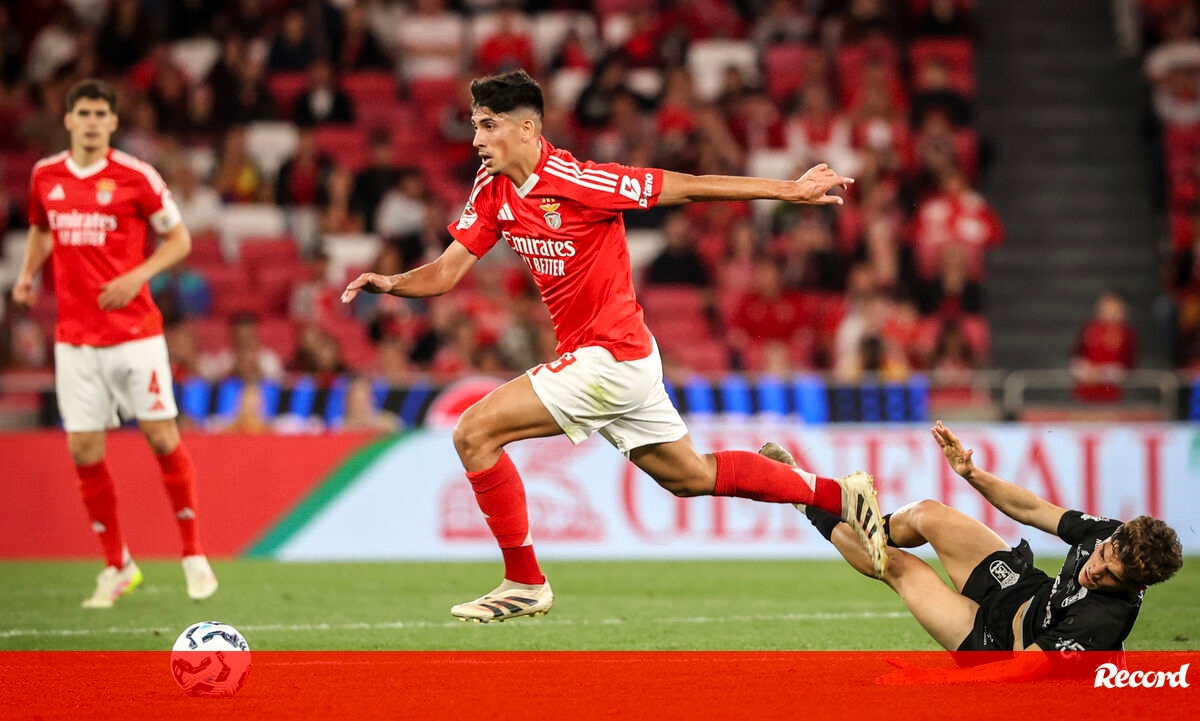 <![CDATA[ Benfica arranca com sangue jovem no meio-campo ]]>