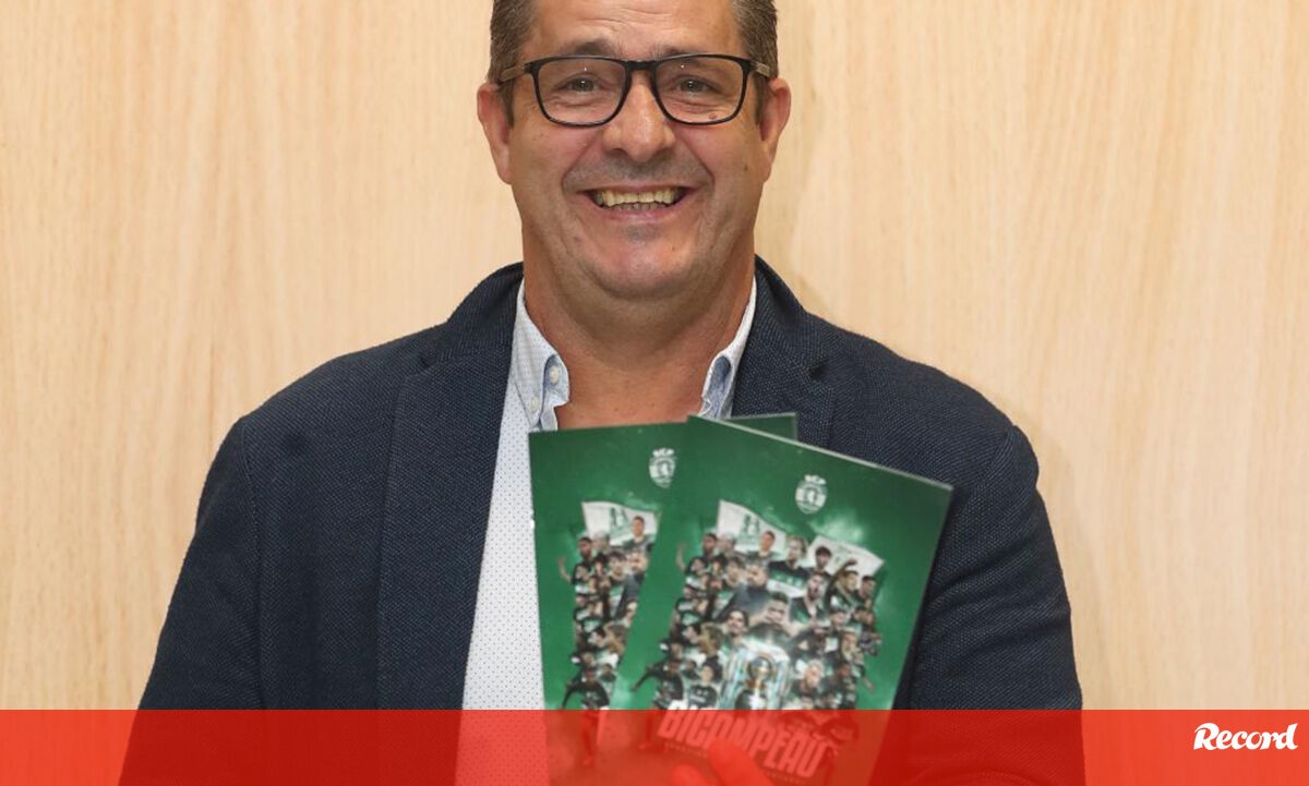 <![CDATA[ Fernando Mendes já tem o álbum do Sporting bicampeão ]]>