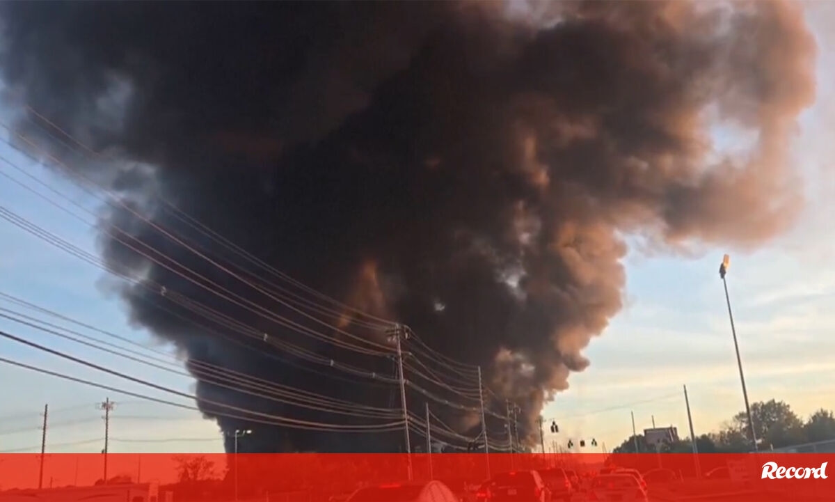 <![CDATA[ Imagens impressionantes mostram incêndio de grandes dimensões após queda de avião nos EUA: há pelo menos três mortos ]]>