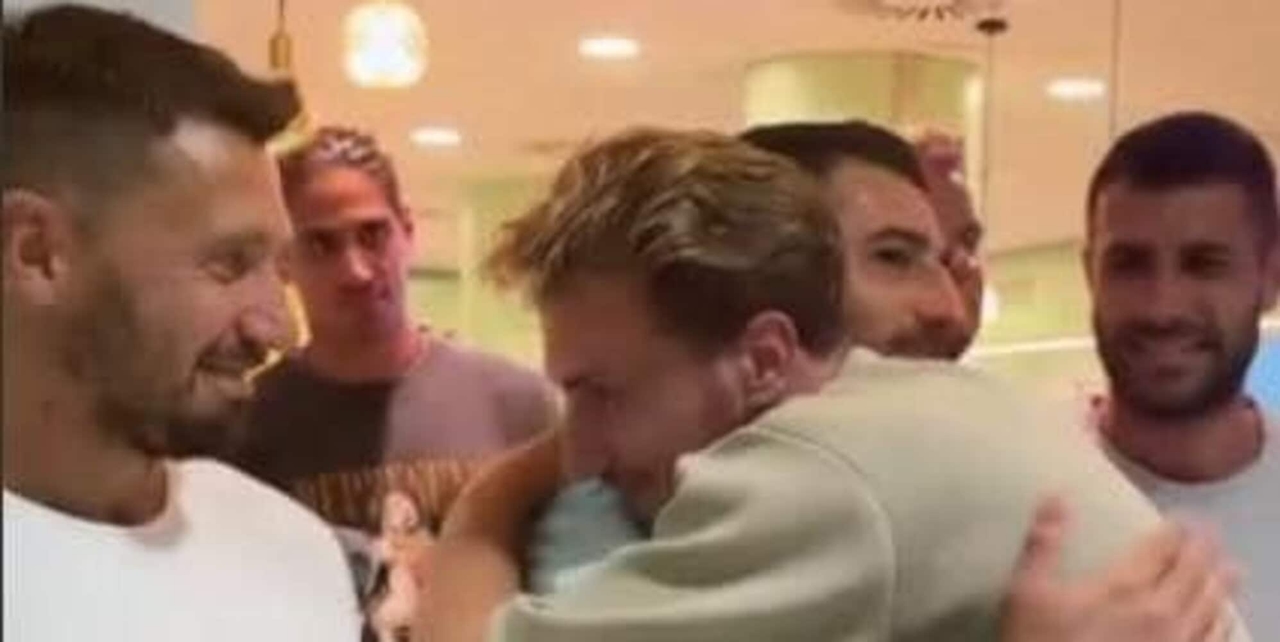 Ese abrazo de Bari en el aeropuerto que tocó el corazón de Verreth