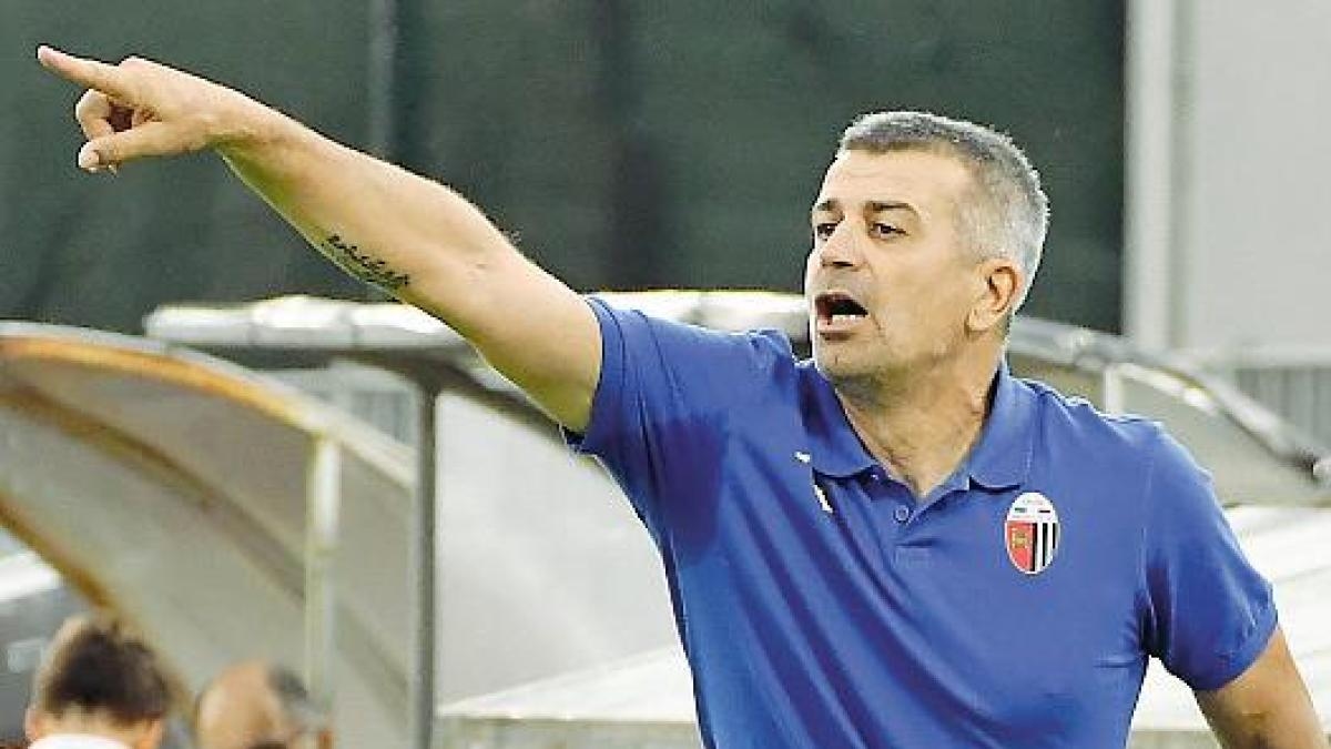 Tomei, do Ascoli, recebe uma suspensão de sete jogos após atirar uma garrafa e atingir o árbitro.