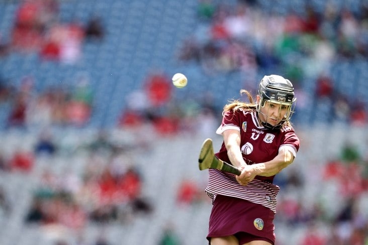 Guarda: il capitano del Galway Dolan segna un calcio di punizione vincente nei minuti di recupero e riporta l'O'Duffy Cup a ovest