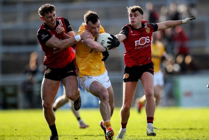 El capitán de Antrim, McAleese, da por finalizado el día.