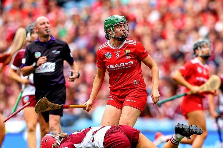 Guarda: Looney vede il rosso mentre il Cork va in svantaggio contro il Galway all'intervallo