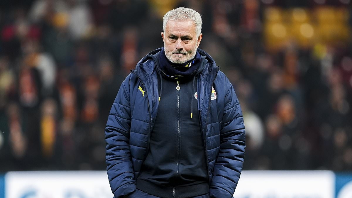 José Mourinho foi 'incitado' por um gesto de um rival no acalorado clássico de Istambul - antes do Galatasaray acusar o chefe do Fenerbahçe de 'comentários racistas'