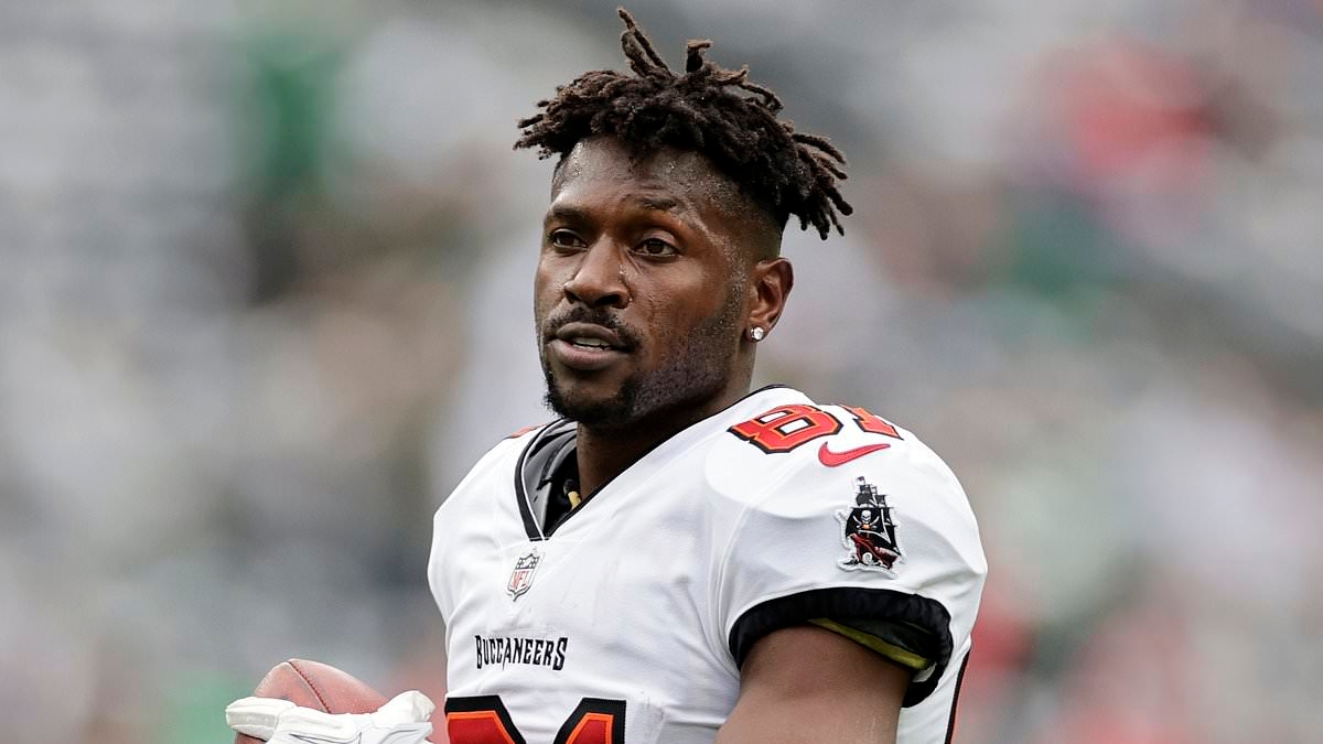 Antonio Brown invia un raro messaggio sentito a Tom Brady tra i ripetuti attacchi all'ex compagno di squadra
