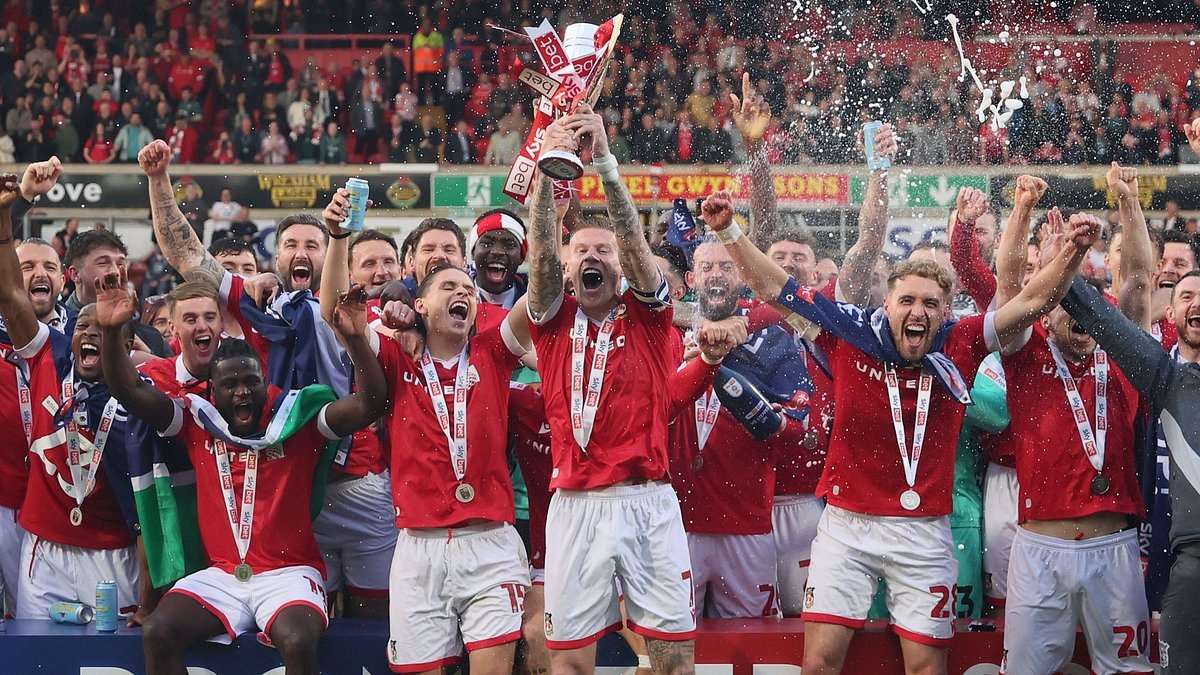 Der Held von Wrexham deutet an, dass er zum Rücktritt gezwungen wurde, als er nach dem Aufstieg in die Championship einen emotionalen Abschied postet