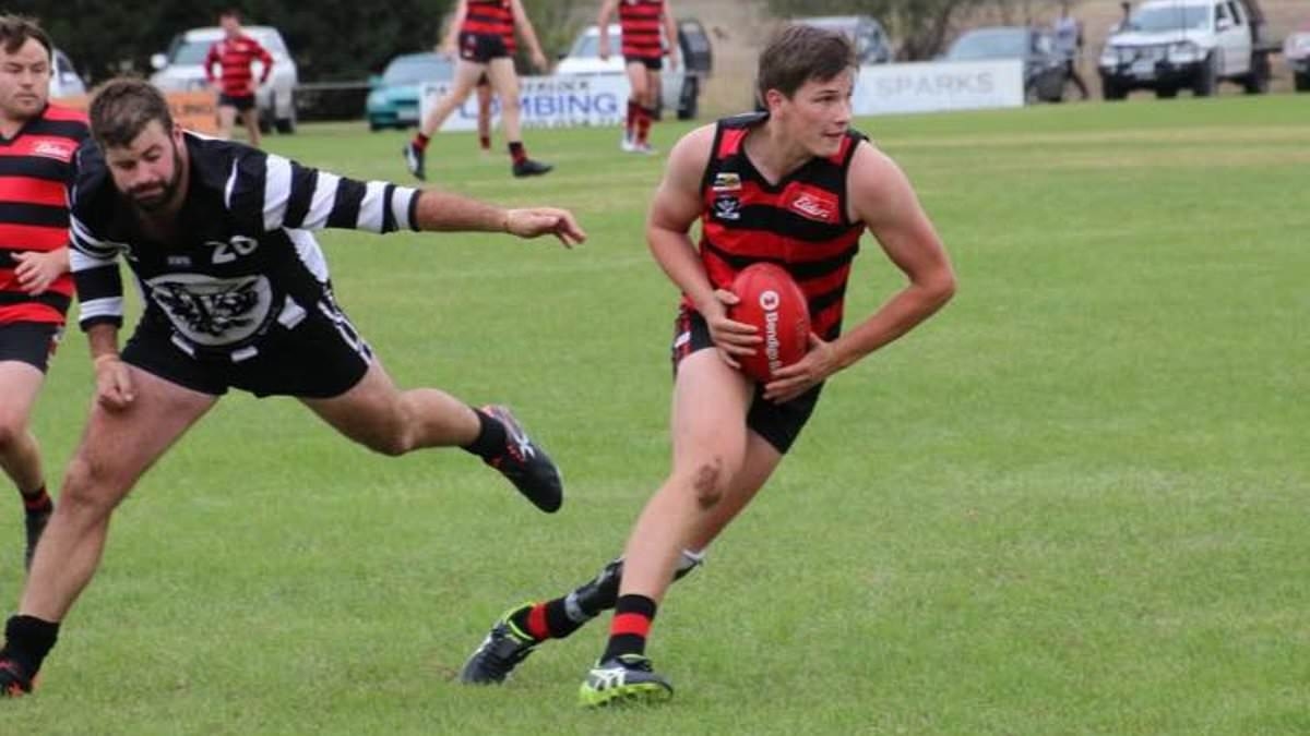 Riesci a individuare il segnale rivelatore che spiega perché i tifosi di calcio stanno impazzendo per un giocatore che ha segnato cinque gol in una partita con la squadra di calcio del suo paese?