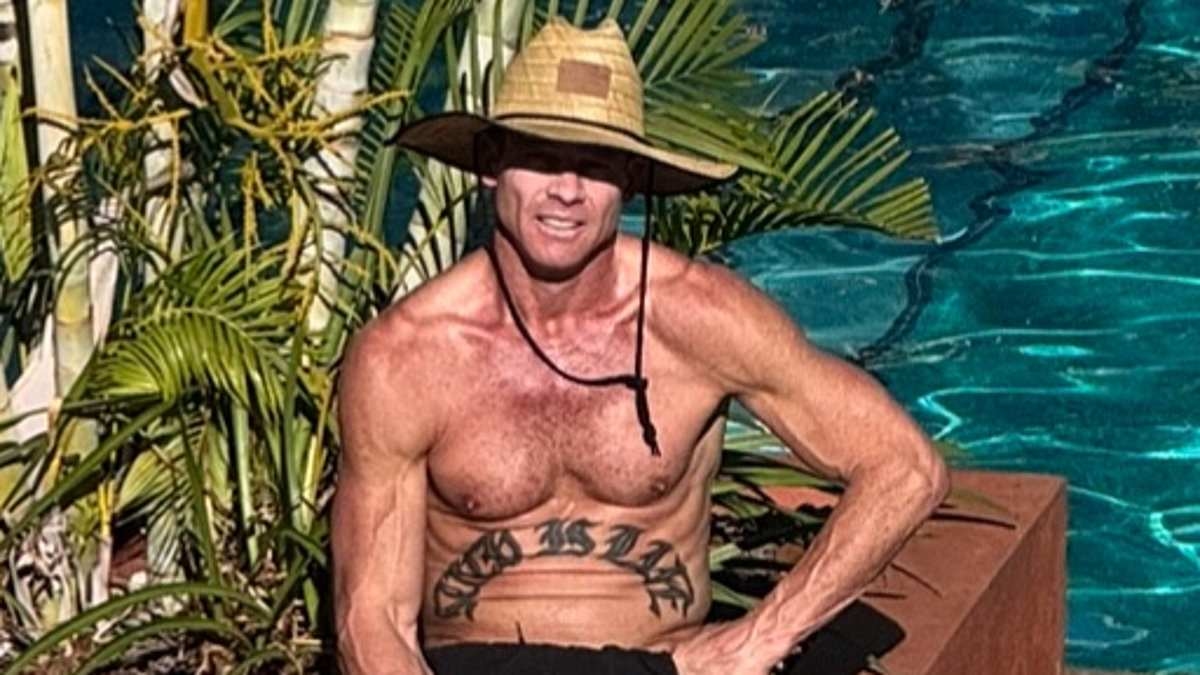 Ben Cousins pokazuje kilka BARDZO rzadkich zdjęć przedstawiających go z dziećmi podczas szalonych wakacji w Australii