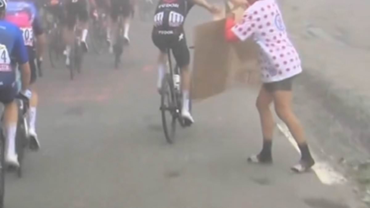 Svelato il bizzarro motivo per cui la star del Tour de France ha RUBATO il cartello di cartone di un fan, lo ha strappato e se lo è infilato sotto la maglia