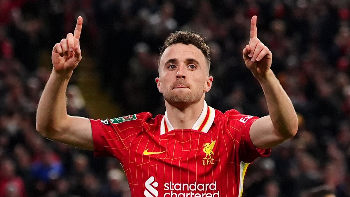 Liverpool verewigt Diogo Jota mit einer dauerhaften Hommage an den portugiesischen Star außerhalb von Anfield und mit dem „Forever 20“-Emblem auf neuen Adidas-Trikots nach seinem tragischen Tod im Alter von 28 Jahren