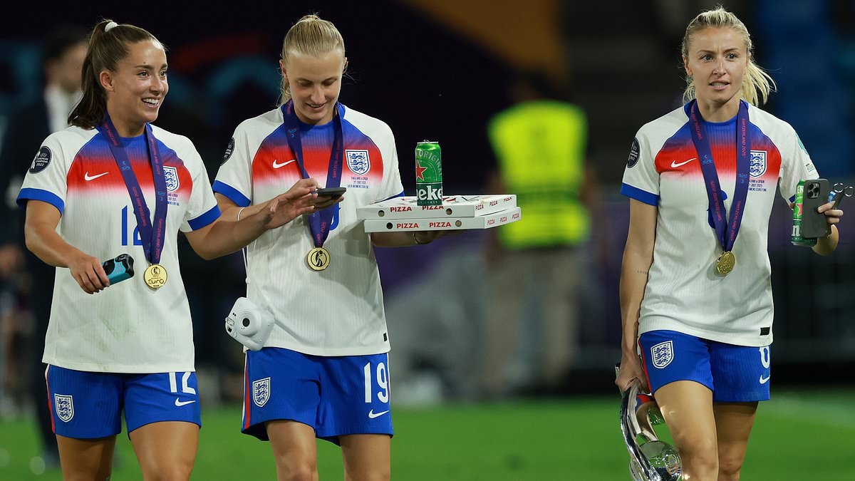 Całonocna impreza Lionesses po zwycięstwie w kobiecych mistrzostwach Europy: pizze na boisku, gwiazda Chelsea Reece James świętująca z siostrą Lauren, śpiewająca w tunelu i hołd złożony zmarłemu ojcu przez Ellę Toone