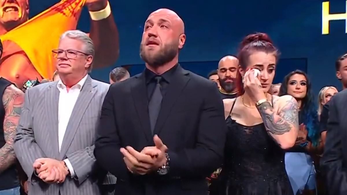 O filho devastado de Hulk Hogan, Nick, se junta às estrelas da WWE para uma homenagem emocionante ao falecido ícone antes do Monday Night Raw