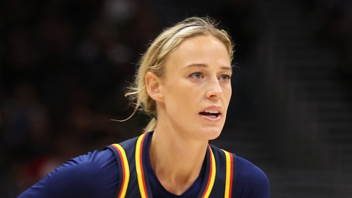 A epidemia de brinquedos sexuais da WNBA continua com a mais recente vítima, Sophie Cunningham, atingida por item erótico durante jogo da Fever