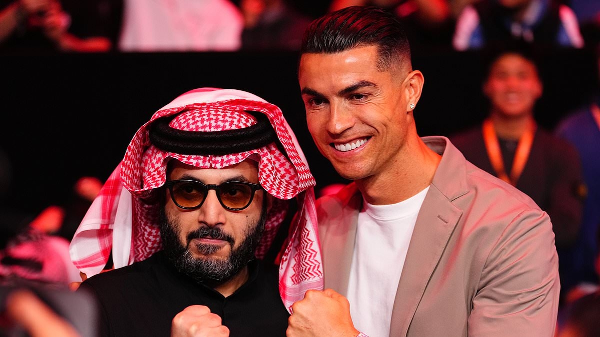 Manchester United satılık mı? Suudi boks devi Turki Al-Sheikh, Kırmızı Şeytanlar'ın 'yeni bir yatırımcıya satış anlaşmasının tamamlanmasında ileri bir aşamada' olduğunu iddia ediyor ve Glazer ailesi ile Sir Jim Ratcliffe'e gönderme yapıyor gibi görünüyor.