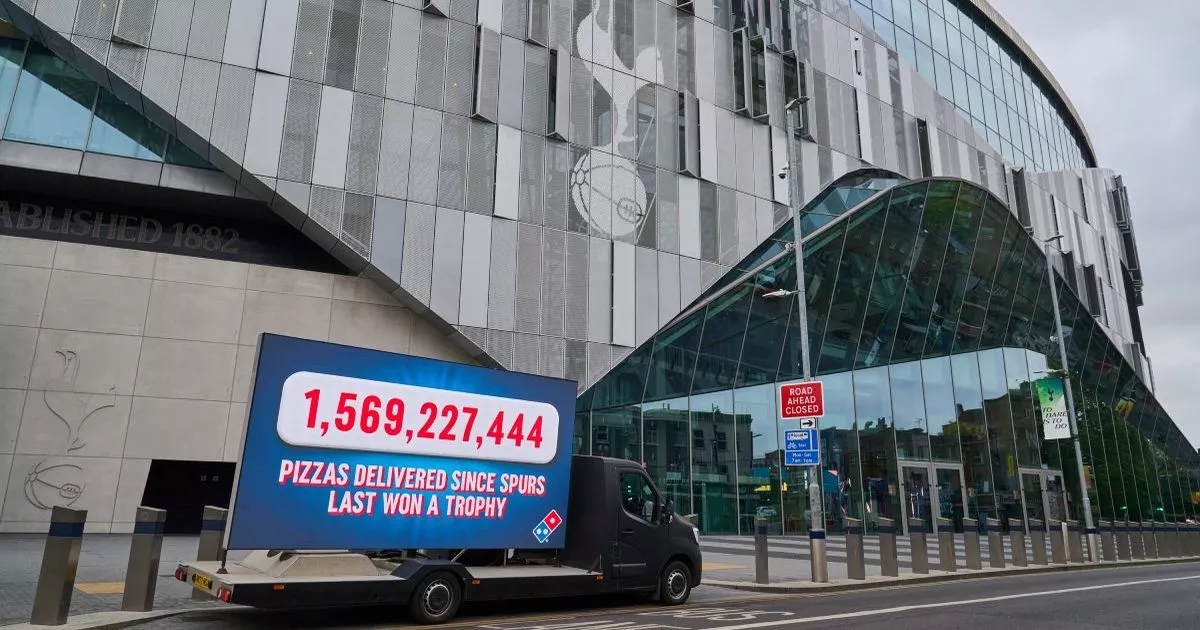 Domino's installa un cartellone pubblicitario allo stadio del Tottenham Hotspur per prendere in giro la mancanza di trofei del club