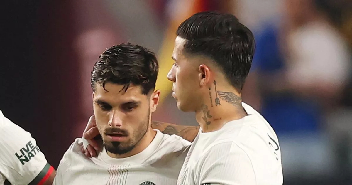Pedro Neto trattiene le lacrime mentre il Chelsea rende omaggio a Diogo Jota nella Coppa del Mondo per Club