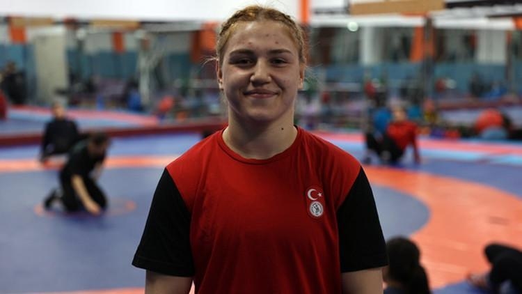 Médaille d'or de Beyzanur Akkuş au Championnat d'Europe de lutte U20 !