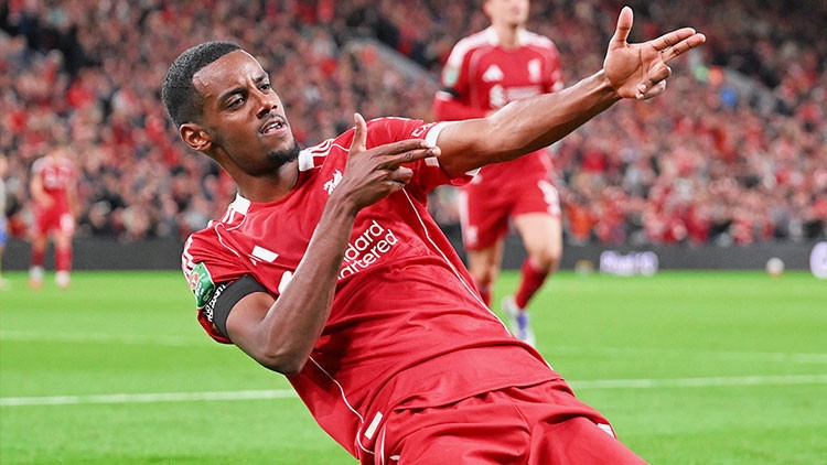 Isak otworzył konto, Liverpool awansował do kolejnej rundy! Ciekawa czerwona kartka od Ekitike