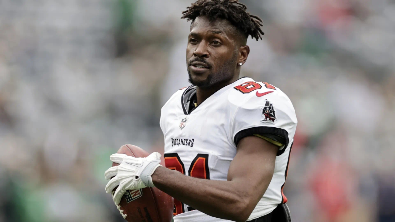 L'ex stella della NFL Antonio Brown è ricercato per tentato omicidio: la polizia ritiene che sia fuggito dagli Stati Uniti