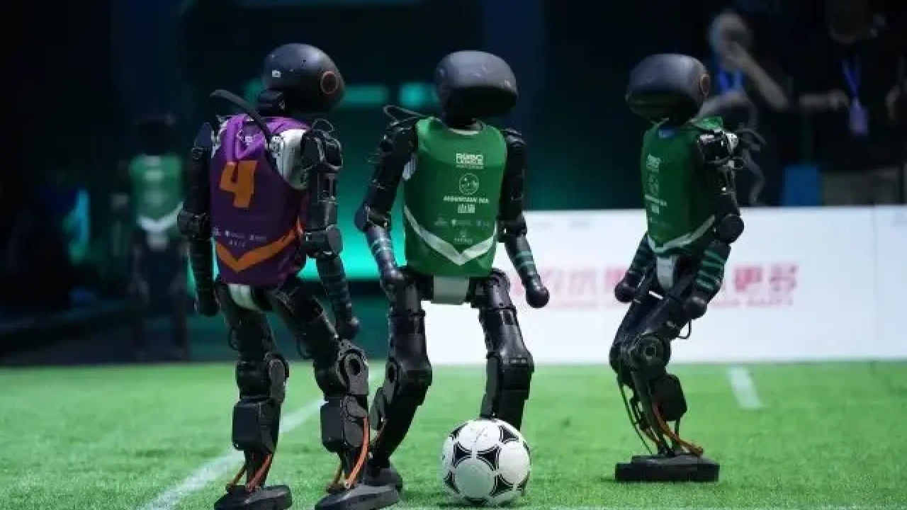 To mecz piłkarski pomiędzy humanoidalnymi robotami, który pokazuje, że wciąż jest wiele do zrobienia: kolizje, potknięcia, ograniczona mobilność...