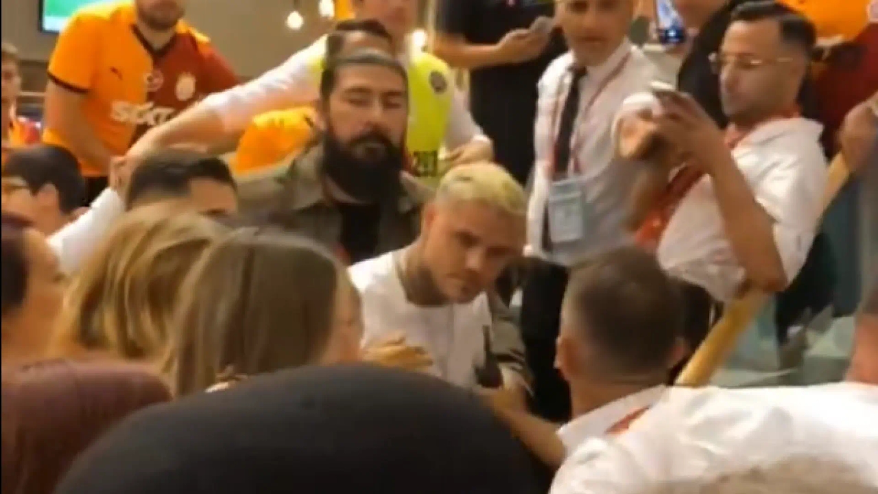 Icardi verliest zijn geduld in een menigte fans in een winkelcentrum en geeft een bewaker een kopstoot.