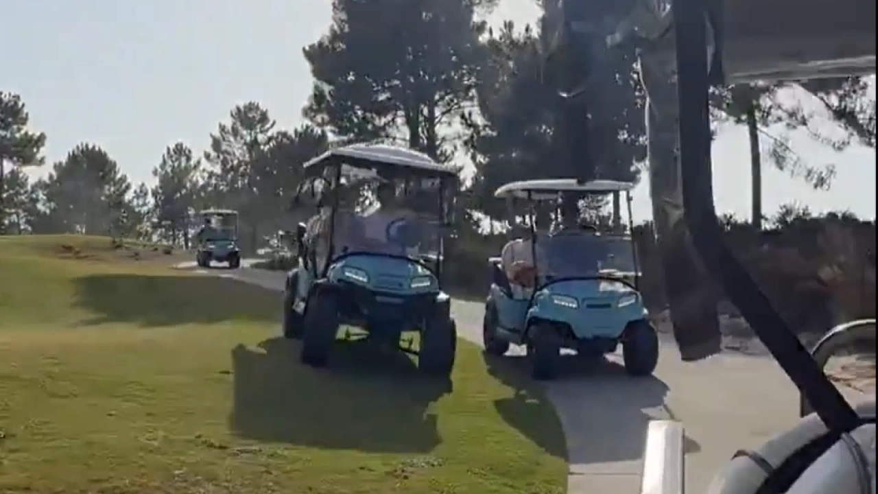 La spericolata acrobazia di Max Verstappen con il golf cart: impazzisce... e inventa un sorpasso mozzafiato sull'erba.