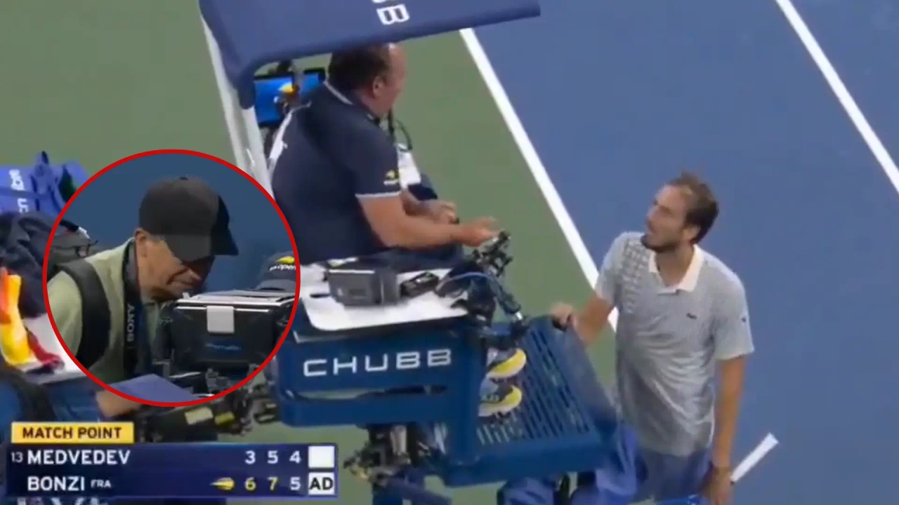 Surrealistyczny błąd fotografa wywołuje chaos na US Open: fotograf wszedł na kort, gdy piłka meczowa Bonziego stanęła na przeszkodzie Miedwiediewowi.
