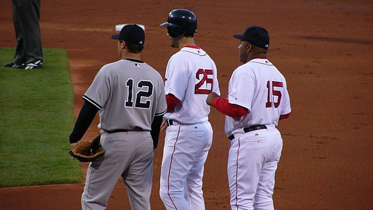 Çağlar boyu unutulmayacak formalar. New York Yankees ve Boston Red Sox'un isimsiz formaları.