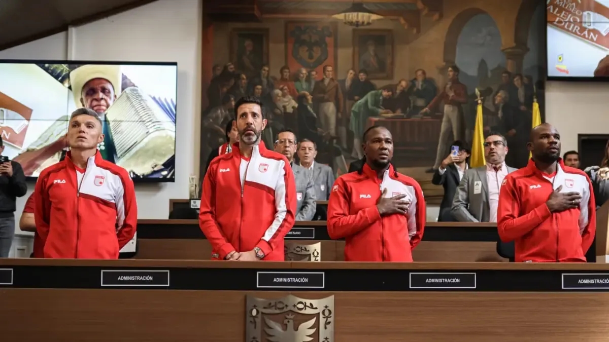 Santa Fe feiert weiterhin seinen zehnten Stern: Er wurde ihm vom Stadtrat von Bogotá verliehen.