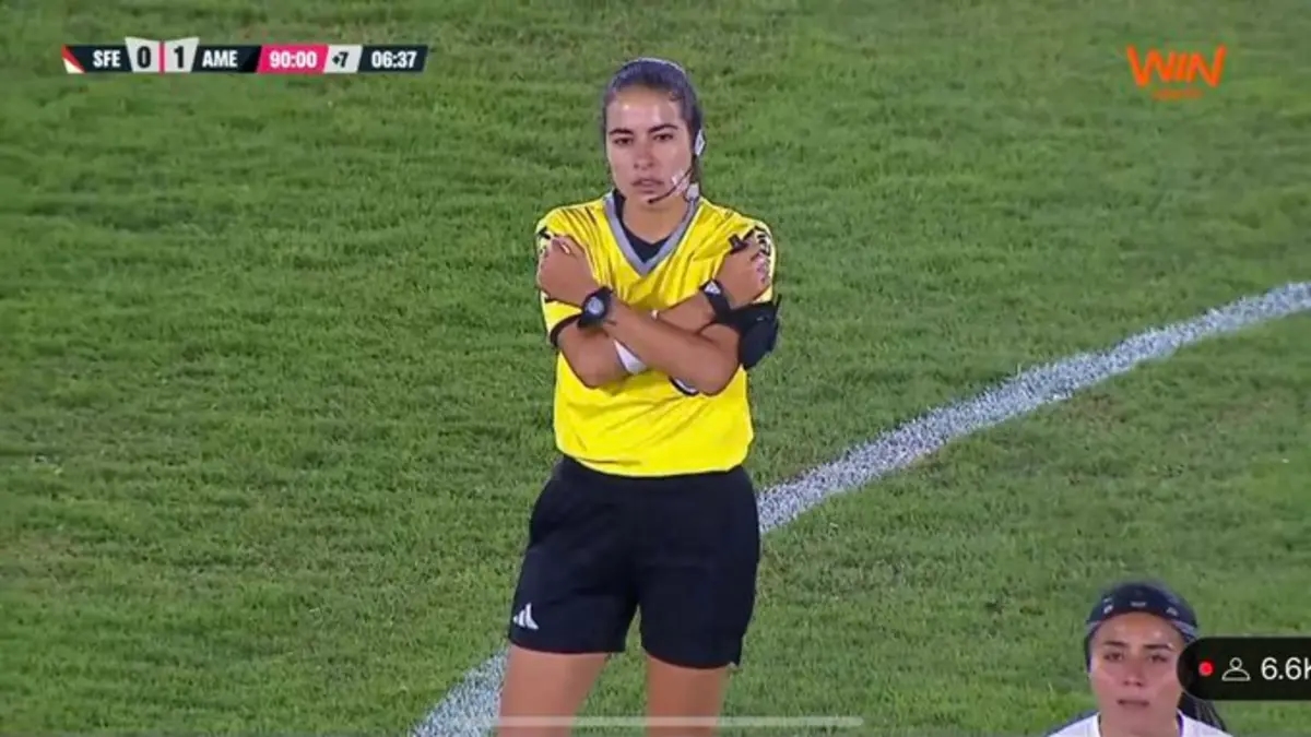Alarm in der Frauenliga: Schiedsrichter macht eine Geste, um vor Rassismus während des Spiels zwischen Santa Fe und América im El Campín in Bogotá zu warnen.