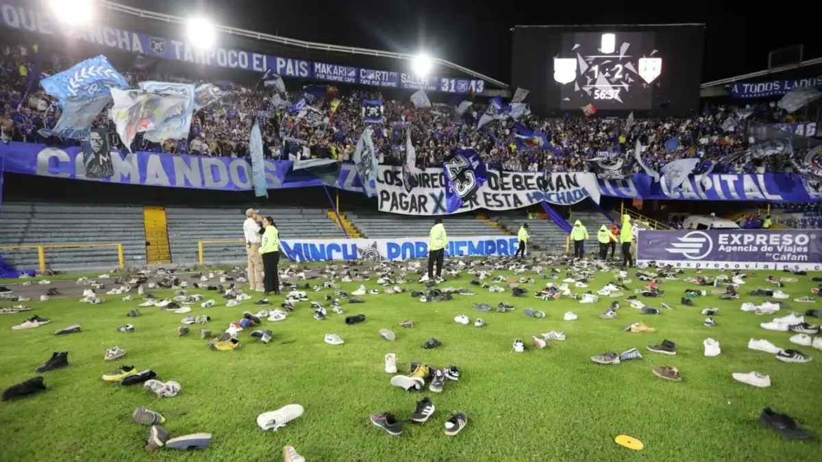 Torcedores do Millonarios reclamam do mau desempenho do time: faixas, insultos e chuteiras atirados das arquibancadas; jogo foi suspenso | Vídeo