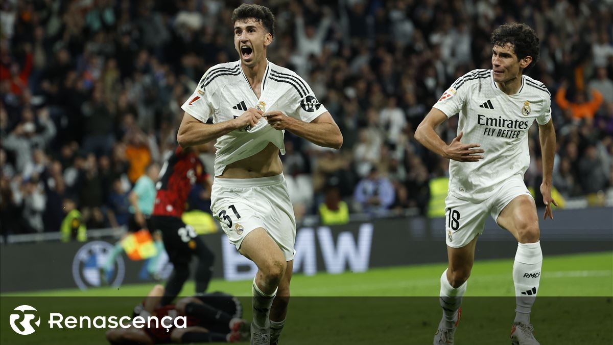 Real Madrid scores last-minute goal to deny Barcelona title