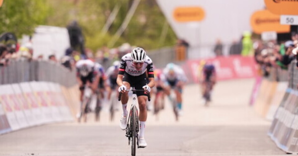 Giro d'Italia, em Tagliacozzo Juan Ayuso não subiu nos pedais