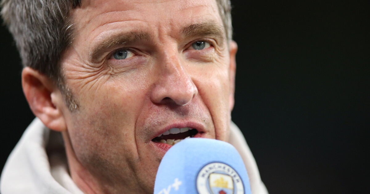What made Oasis fall in love with Manchester City?