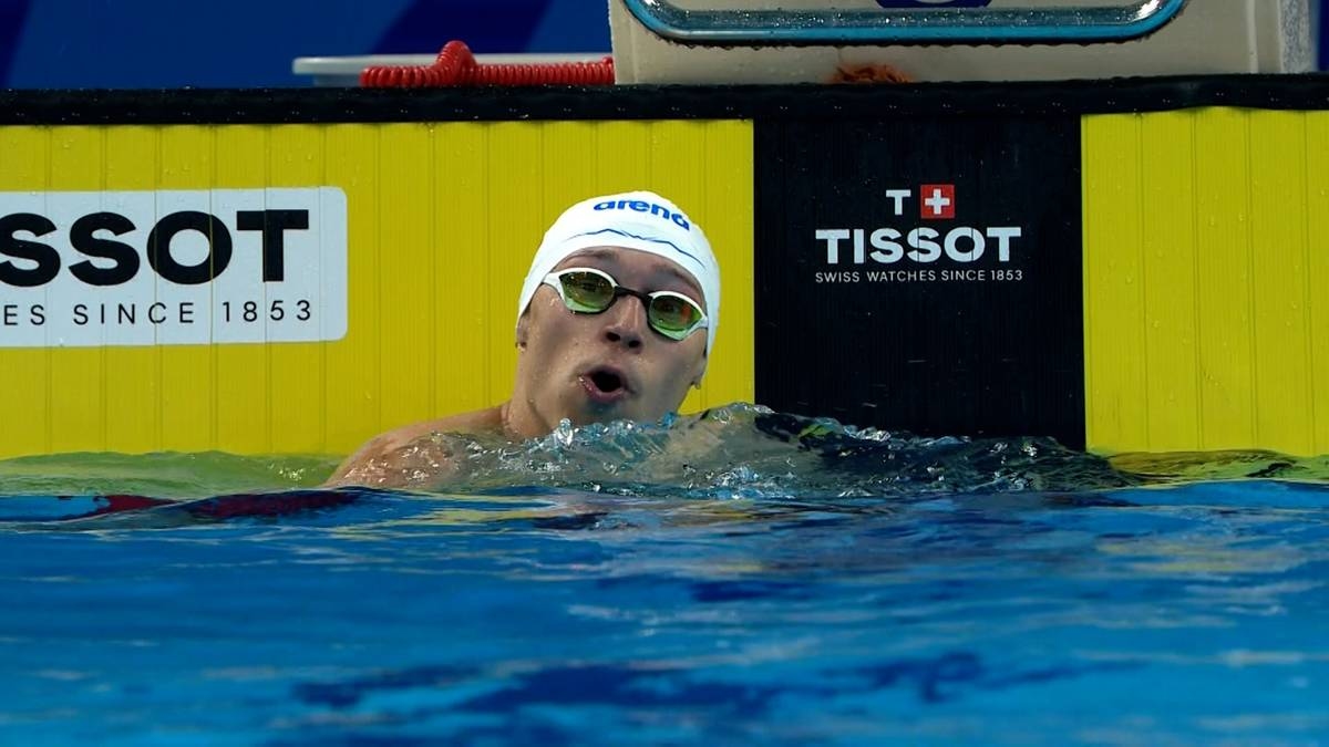 Majchrzak com uma medalha. Ele quebrou o recorde mundial.