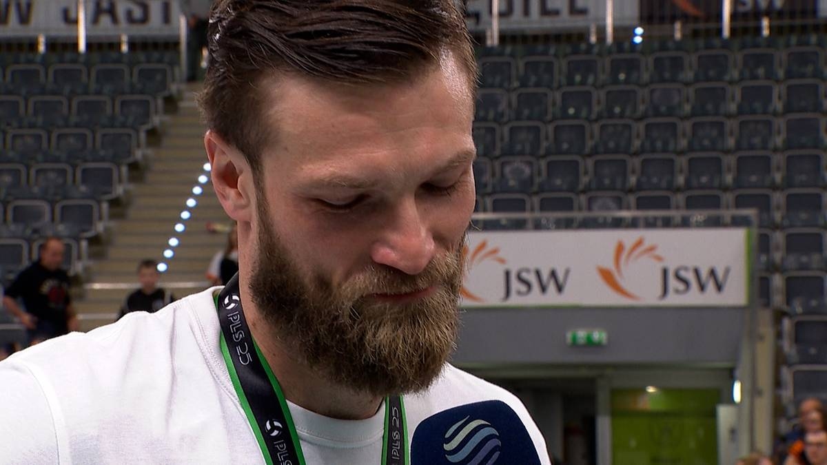 Andrzej Wrona has ended his career. Tears of emotion after the last match