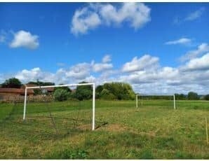 Ein Feld, das zum Fußballspielen konzipiert ist