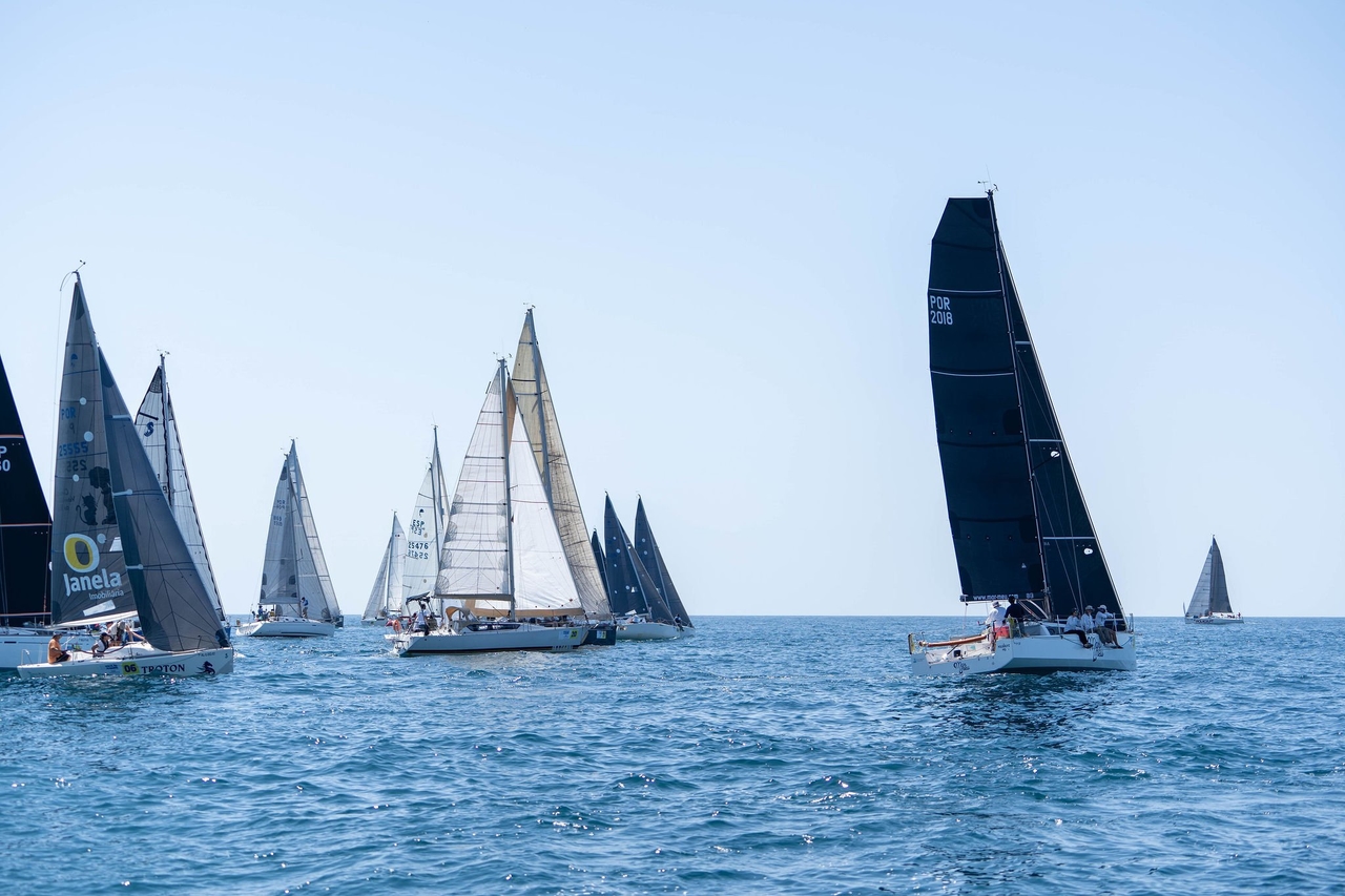 Die Algarve Sailing Tour bringt 27 Boote in vier Wettkampftagen zusammen