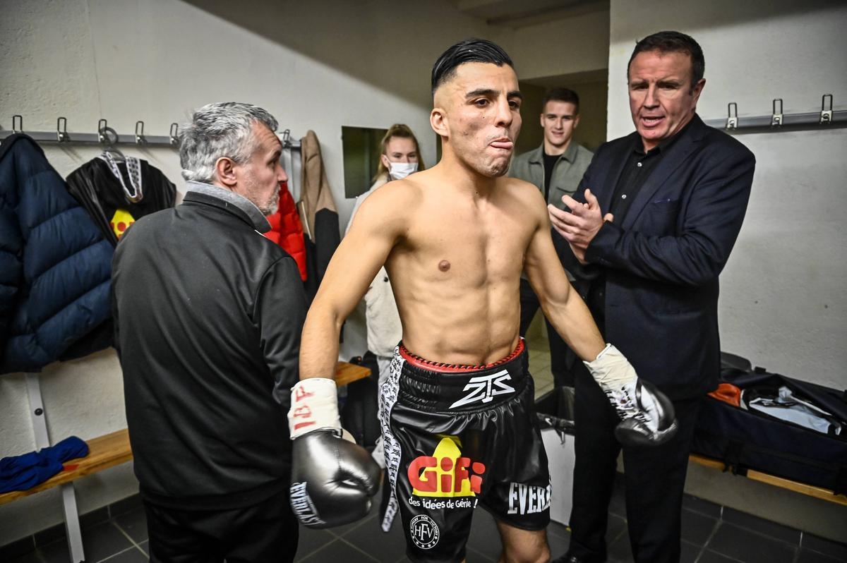 Boxeo inglés. Un gancho decisivo para Samir Ziani de Villeneuve.