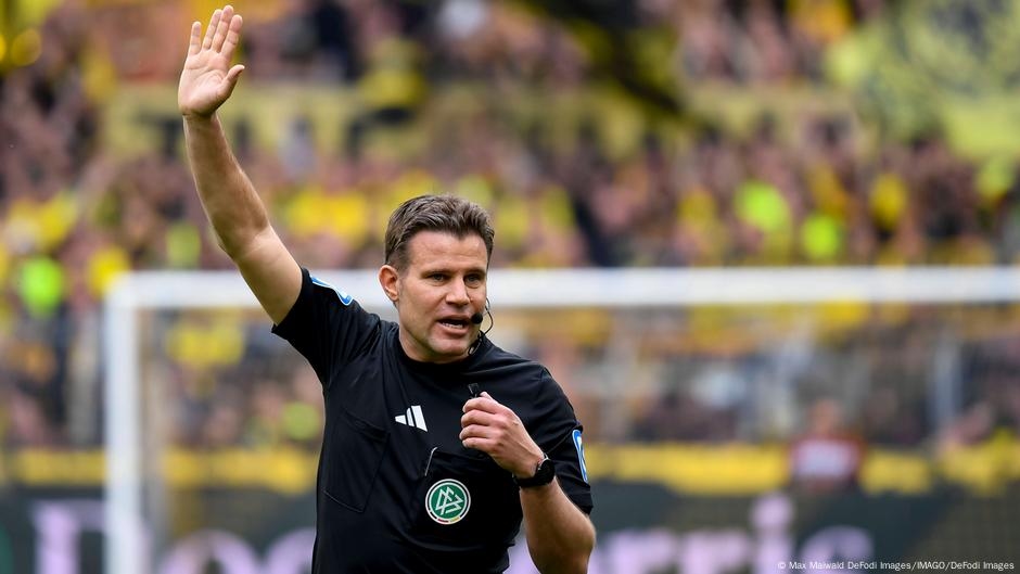 Árbitro recorde da Bundesliga, Felix Brych, se aposenta