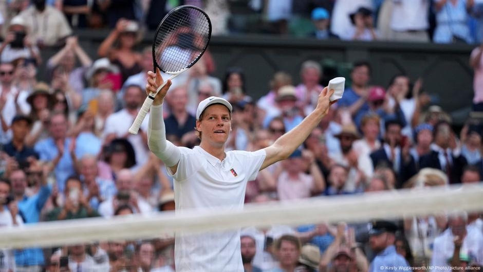 Sinner wygrywa pierwszy tytuł Wimbledonu pokonując Alcaraz