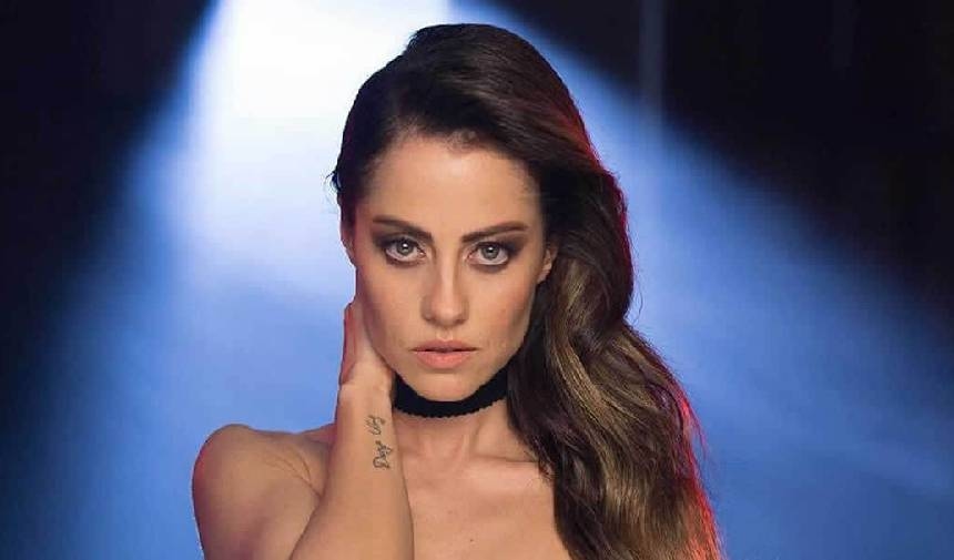¡Los momentos de miedo de Derya Uluğ! Un fanático obsesionado vio el concierto desde el frente.