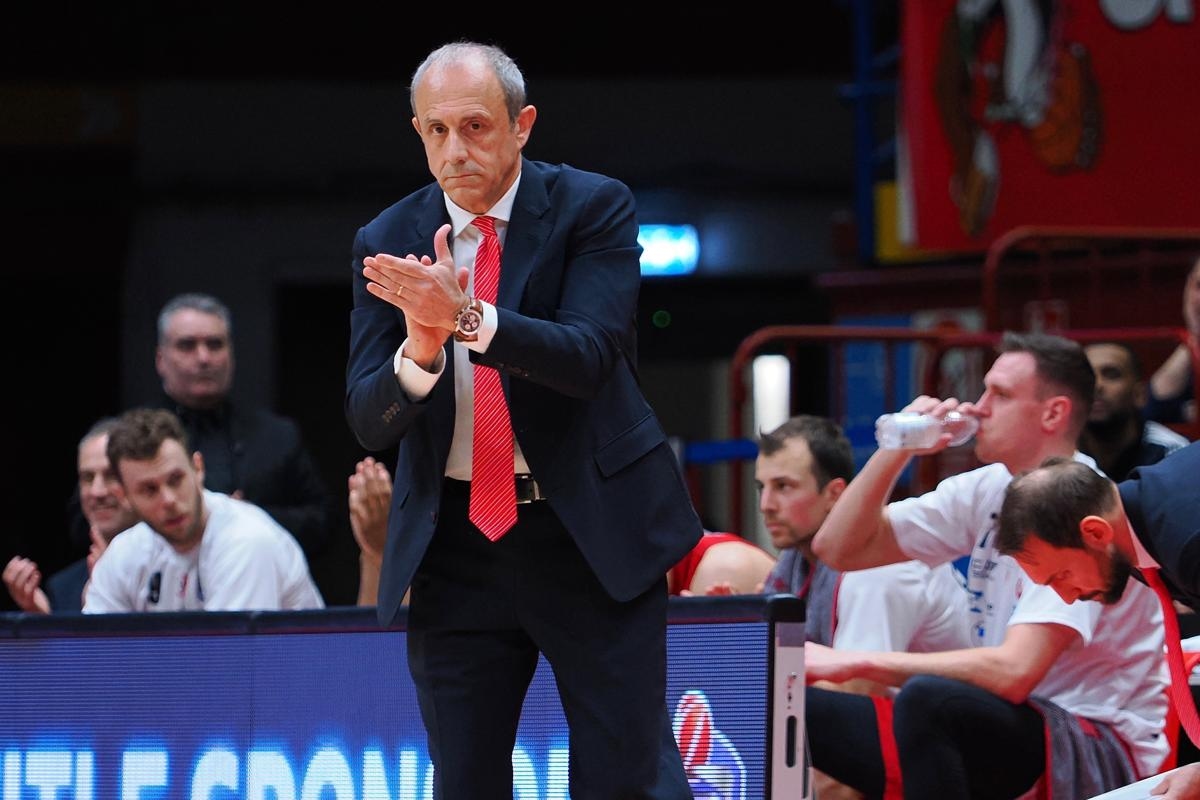 Playoff yarı finallerinde Olimpia Milano, Shields'ın darbeleri altında Trento'yu teslim etti