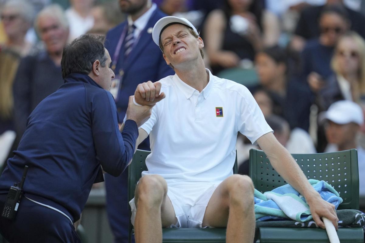 Wimbledon: Sinner e l'infortunio al gomito nel match con Dimitrov, le condizioni di Jannik: come sta, gli esami