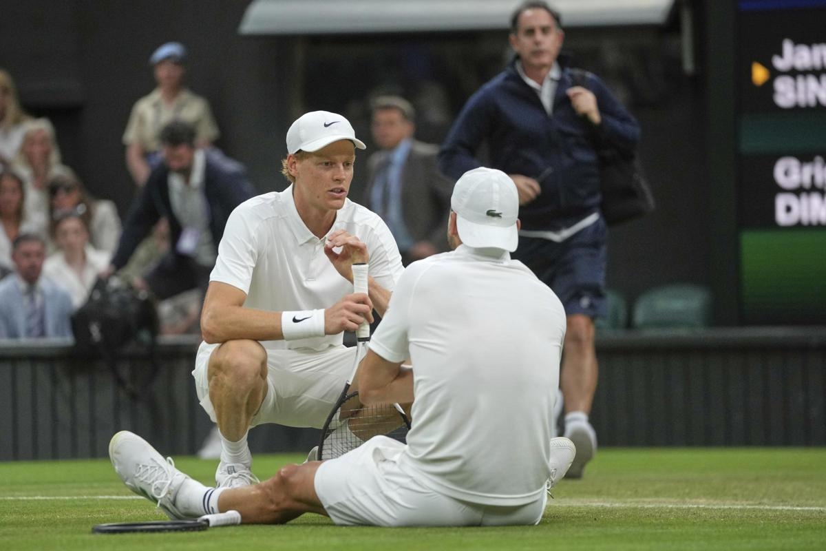 Wimbledon, Sinner consola e aiuta Dimitrov in lacrime dopo il ritiro (col bulgaro avanti 2 set a 0 su Jannik) - VIDEO