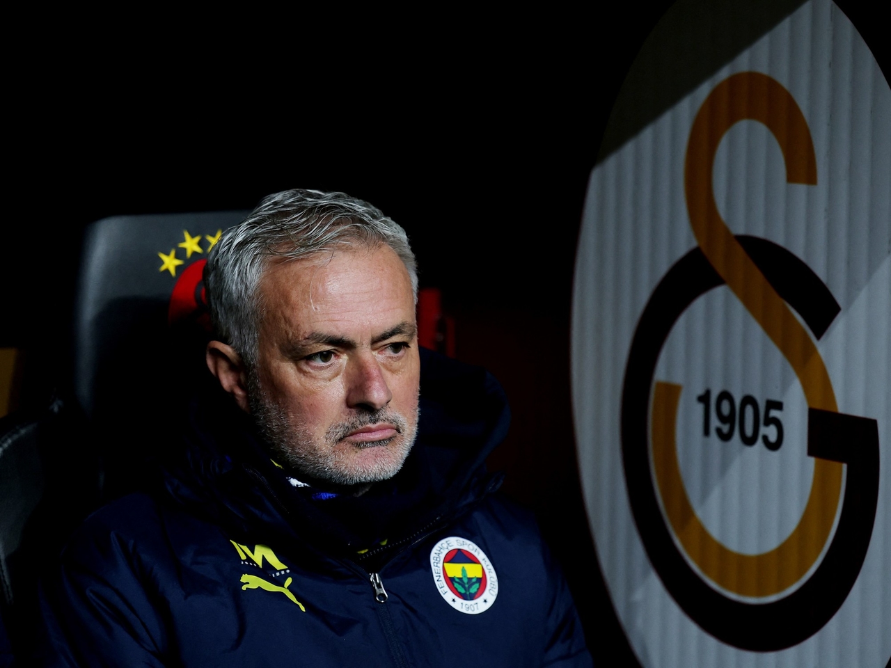 José Mourinho é acusado de racismo na Turquia: forte defesa de ex-astro do futebol mundial que chama técnico português de "meu pai"