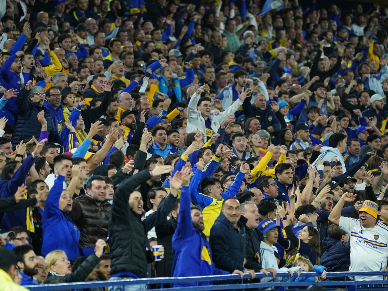 Boca vs. Lanús : La Bombonera a explosé pour la première fois contre Riquelme et a insulté les joueurs et le conseil d'administration.
