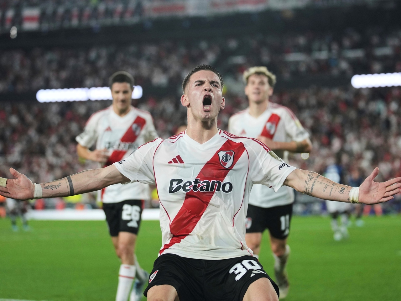 Mastantuono is much more than the jewel of Gallardo's new River: he plays, he makes others play, he is making friends with the goal and he even sacrifices himself to recover