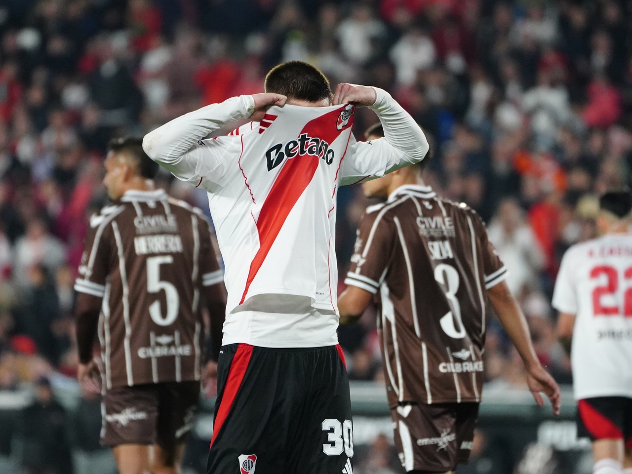 Platense tuvo justicia divina en el Monumental: eliminó por penales a River pese al grosero error del árbitro y jugará contra San Lorenzo